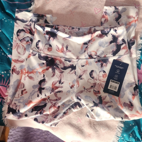 NWT Med. White Print Cropped Active Legging - Picture 2 of 2